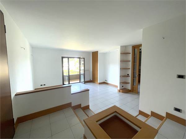 Ampio trilocale con doppi servizi,terrazzo,box e cantina!