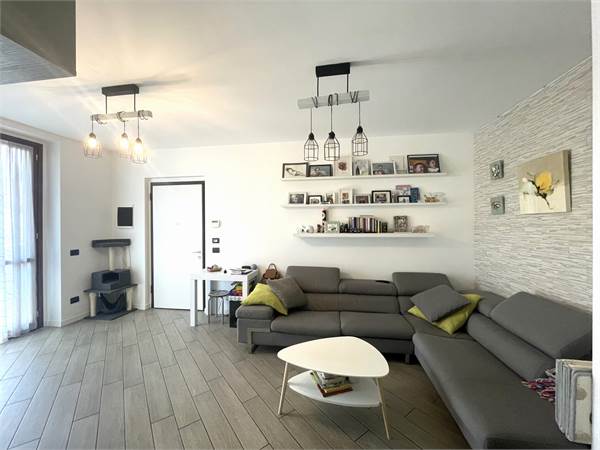 Trilocale ristrutturato con terrazzo e box doppio!