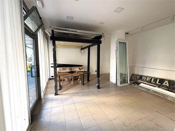 Negozio su due livelli con vetrine!